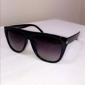 BLACK OVERSIZED sunglasses.
